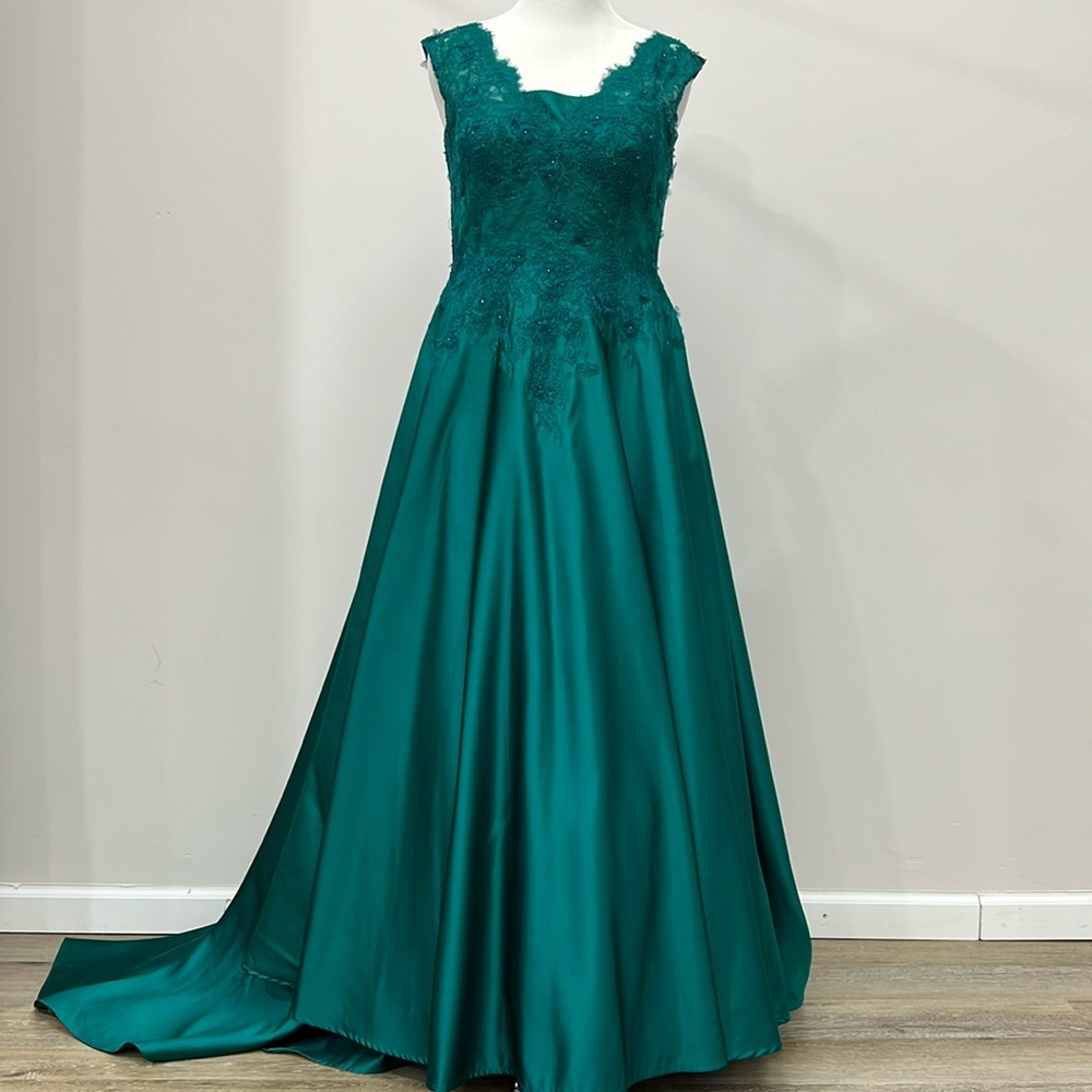 PRONOVIAS formal gown emerald green size 12